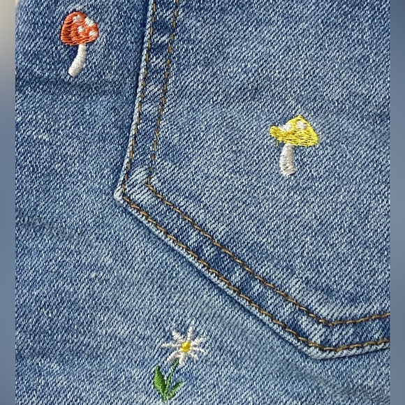 Tinseltown Mushroom Embroidered Frayed Denim Shorts Size 7 - Picture 7 of 13